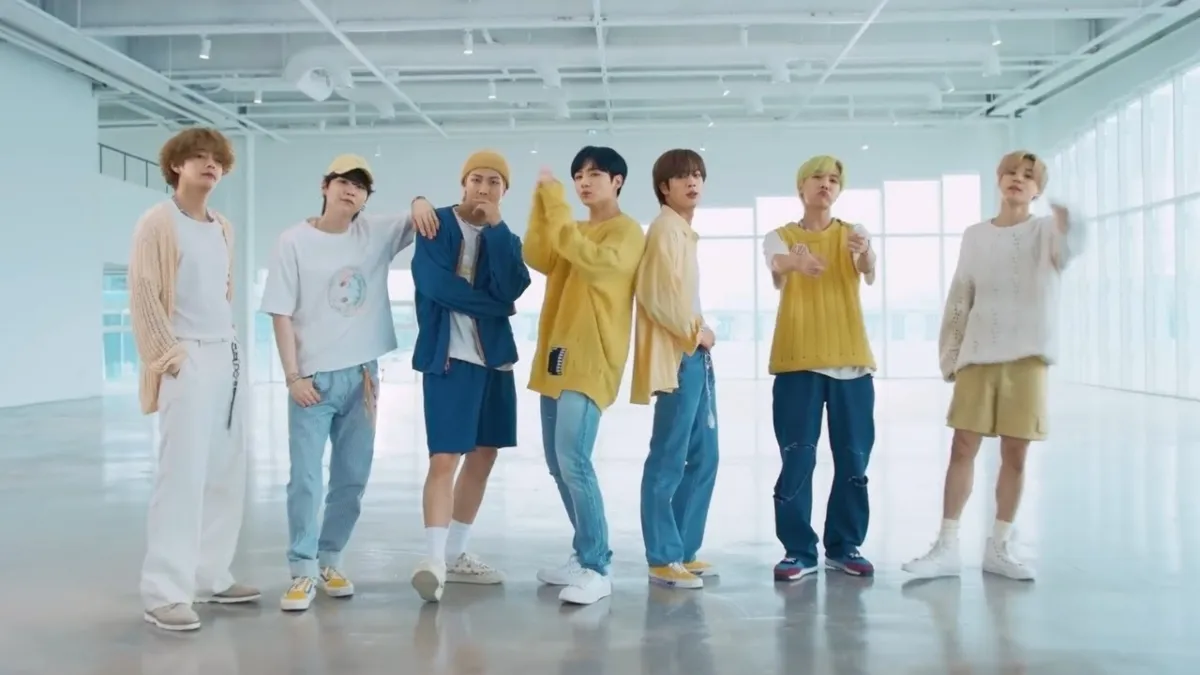bts-v-jungkook-and-others-channelise-their-inner-akshay-kumar-from-hera-pheri-dancing-to-o-meri-zohrajabeen-viral-video